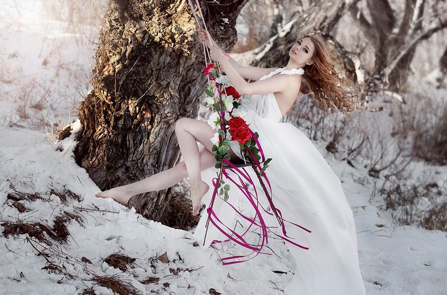 Невеста на качели у дерева, качели украшены розовыми лентами, зелеными листьями и красными розами - фото 3275029 Фотограф Саранцева Олеся