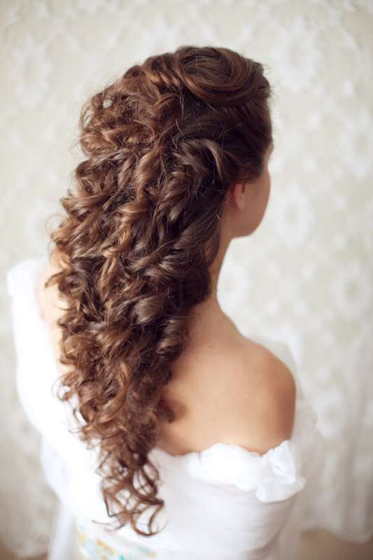 Свадебная прическа на длинные 
завитые волосы,придающая изысканность и свежеть - фото 682861 Свадебный стилист Мартиша