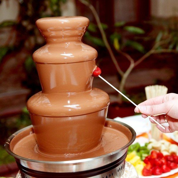 фонтан с молочным шоколадом - фото 3321559 Шоколадные фонтаны и фонтаны для напитков