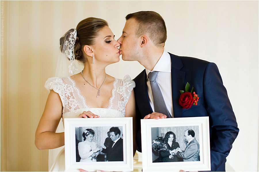 Невеста и жених держат белые фоторамки со свадебными фотографиями родителей - фото 2260168 Фотограф Екатерина Иванова
