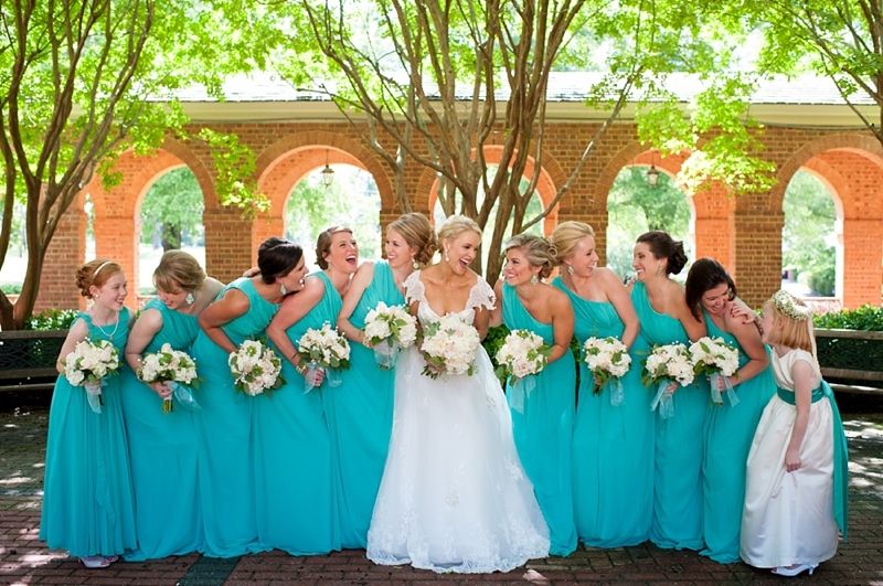 Бирюзовые платья подружек невесты. Бирюзовая невеста. Подружки невесты в бирюзовом. Свадьба в цвете бирюза. Свадебный букет бирюзовый.