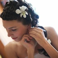 Свадебная прическа из косичек с цветами и лентами