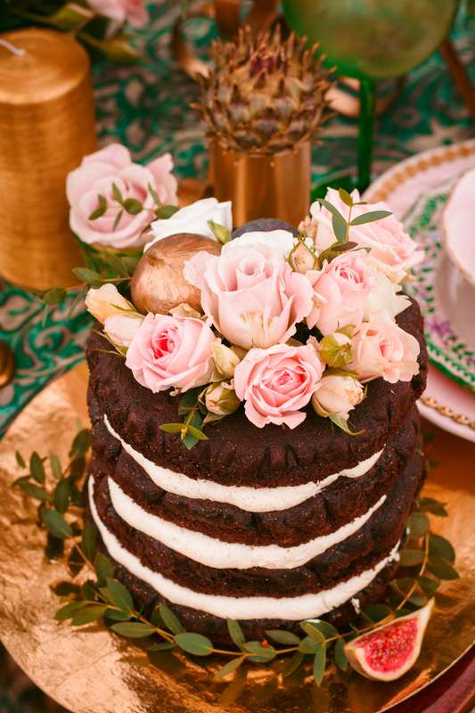 Шоколадный торт на белом креме, сверху украшен цветами с сахарной пасты. - фото 3397909 Студия декора и флористики Артишок 