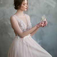 Aria/ Свадебное платье А-силуэта, пудровый оттенок. V-образный вырез спереди и сзади. Декорировано цветами и хрустальными бусинами.
