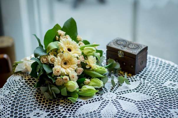 Букет невесты из желтых гербер, розовых роз, зелени и зеленых тюльпанов  - фото 3425333 Студия Ваших событий SWEET DAY