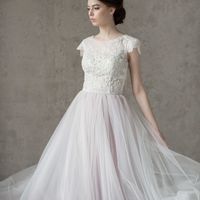 Больше фото: 

Свадебное платье «Вита»
Цена: 40 900 ₽

Возможные цвета:
- молочный
- нежно-розовый
- светло-персиковый
- светло-кофейный
- бежевый
- припыленно-сиреневый
- припыленно-серый

При отсутствии в наличии нужного размера это платье может быть вы
