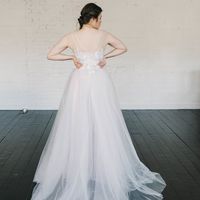 Больше фото: 

Свадебное платье «Ноэми»
Цена: 42 900 ₽

Возможные цвета:
- белый
- молочный
- нежно-розовый
- жемчужно-кофейный
- припыленно-сиреневый
- припыленно-серый

При отсутствии в наличии нужного размера это платье может быть выполнено в размерах 
