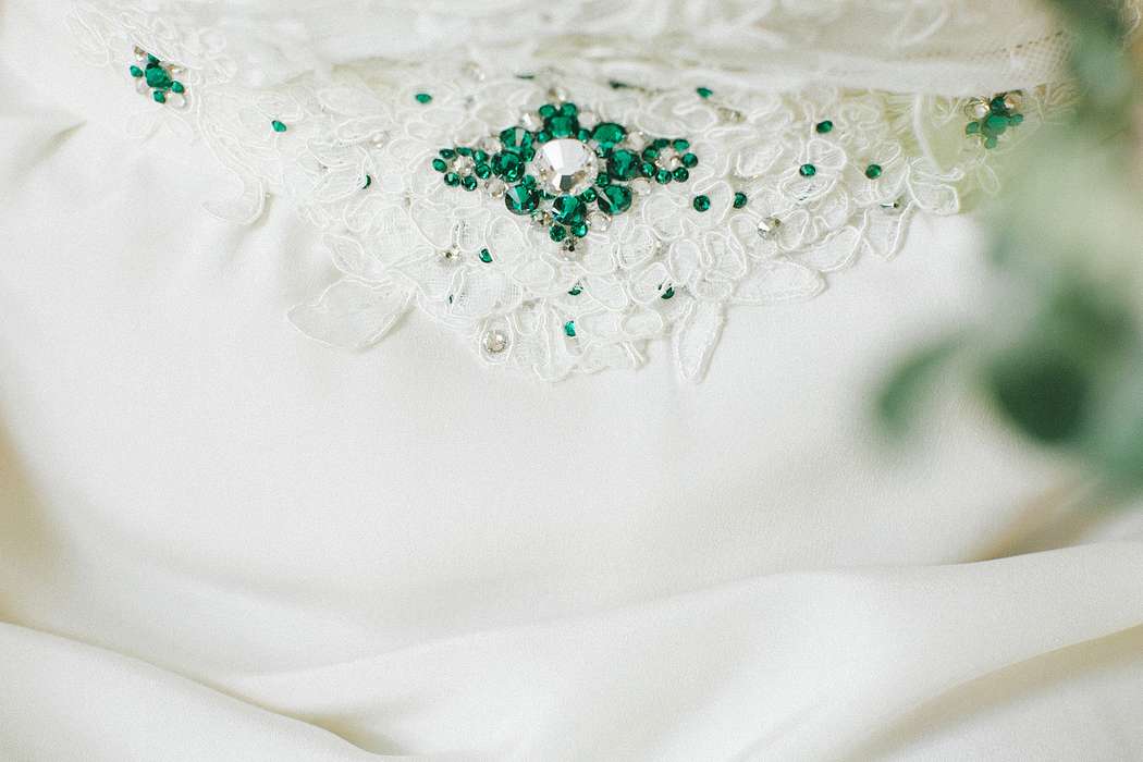 Белый кружевной декор пояса для платья невесты с изумрудно-зелёными и серебристыми стразами - фото 3467811 Фотограф Юлия Смоляр