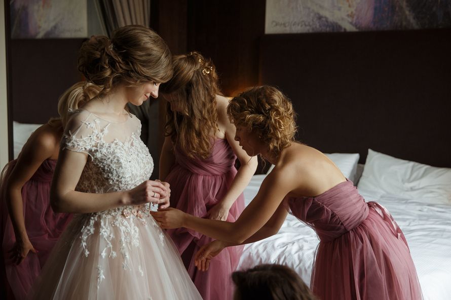 Bride's friends. Свадьба четырёх подруг. Bride's friends. Model перевод. Невеста и подруга невесты.