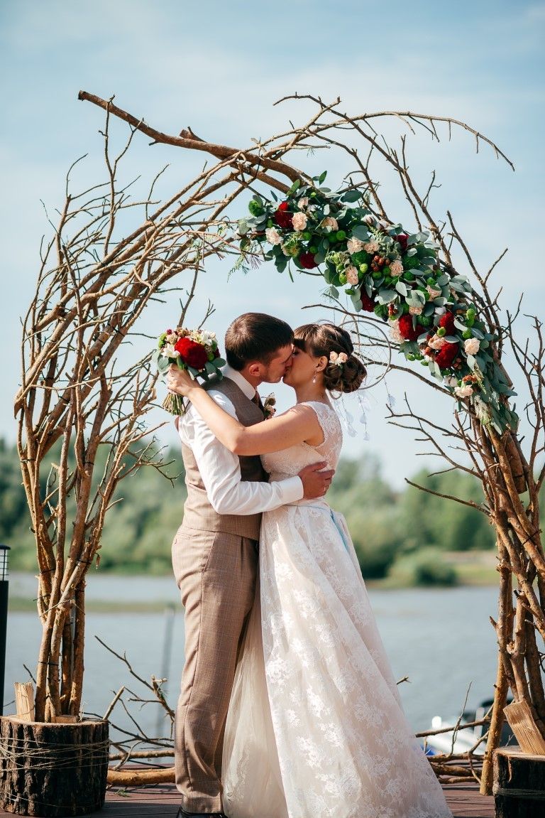 Свадебная подковообразная арка из природного материала, украшенная цветами - фото 3533039 Агентство  событий - Счастье есть