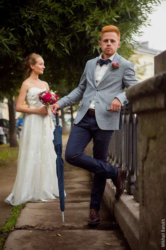 Образ жениха для свадьбы в английском стиле: серый пиджак, белая рубашка, тёмно-синяя бабочка, тёмно-синие брюки и классические - фото 3515105 Фотограф Михаил Барух