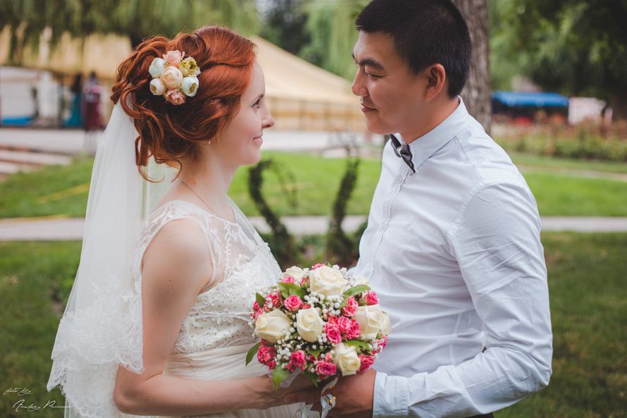 Жених и невеста стоят, держась за руки, у невесты в руках букет цветов - фото 3652981 Фотограф Андрей Паранук