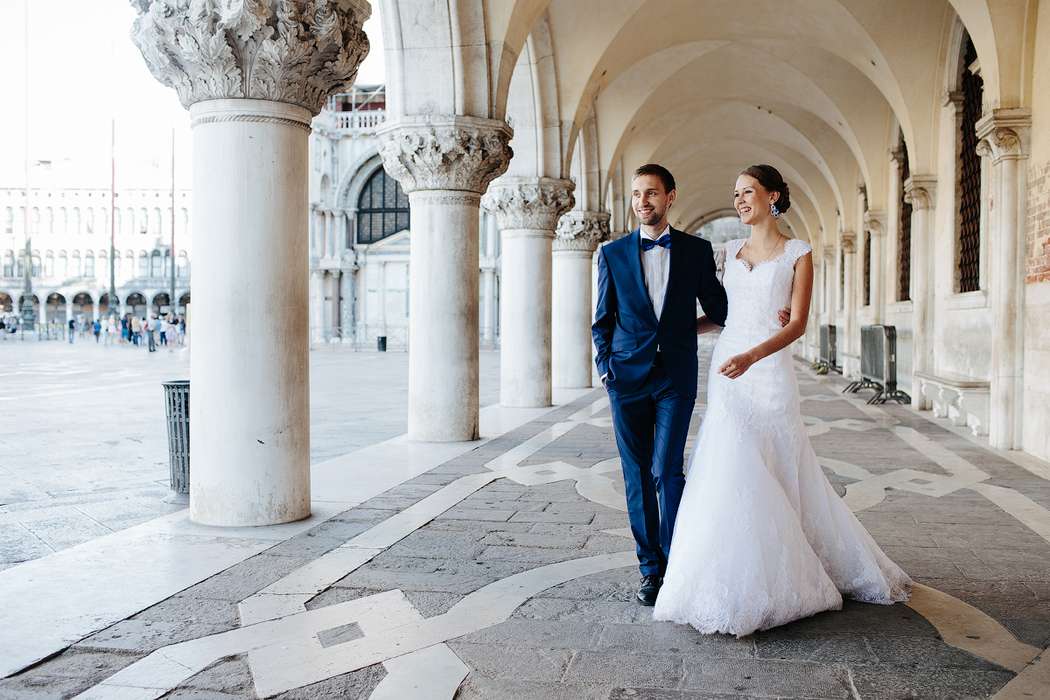Жених и невеста, держась за руки, идут по коридору - фото 3525759 Фотограф Юрий Гусев