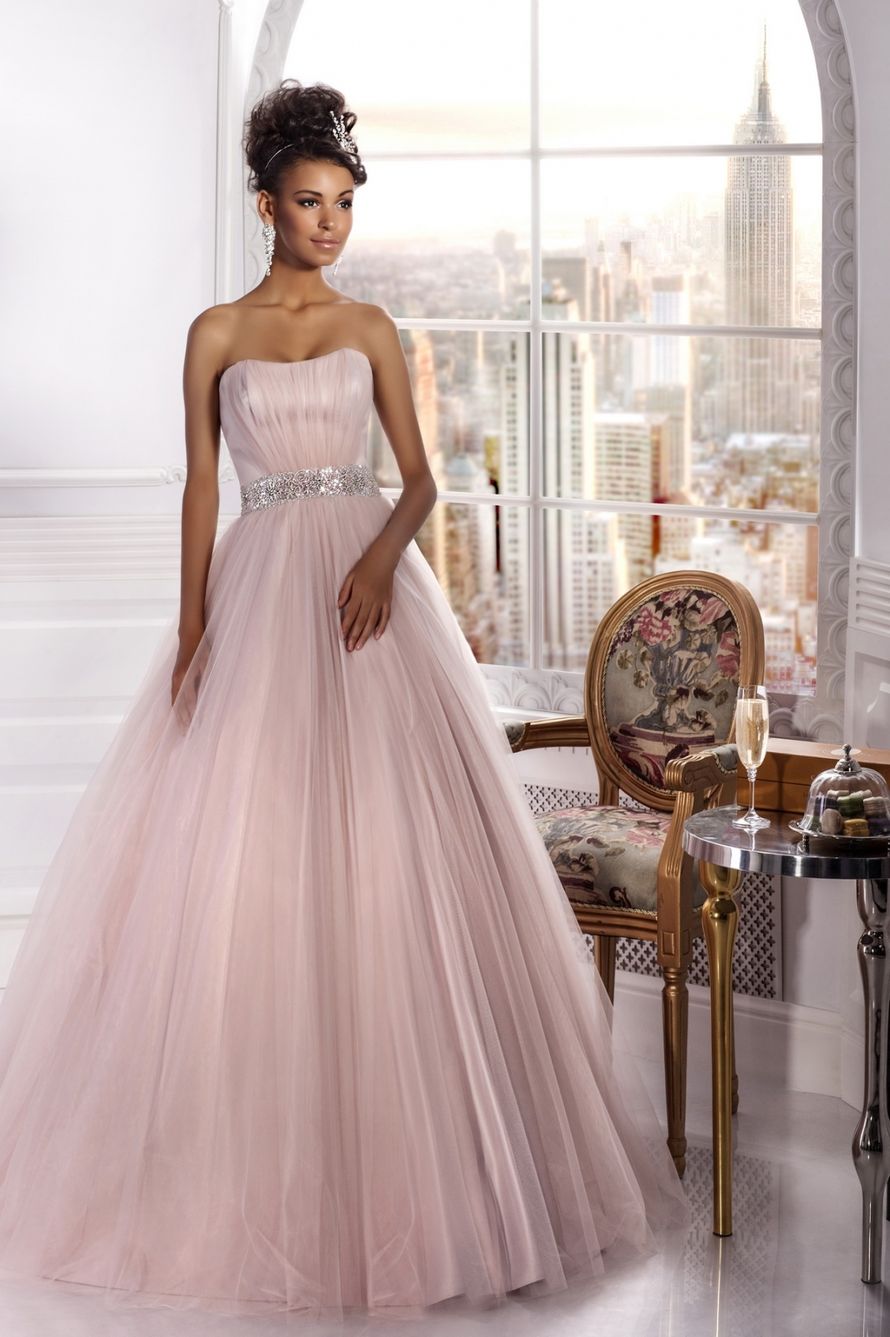 Невеста в пышном платье розового цвета с корсетом с драпировкой и поясом вышитым бисером на талии - фото 3533861 Свадебный бутик "Ника"