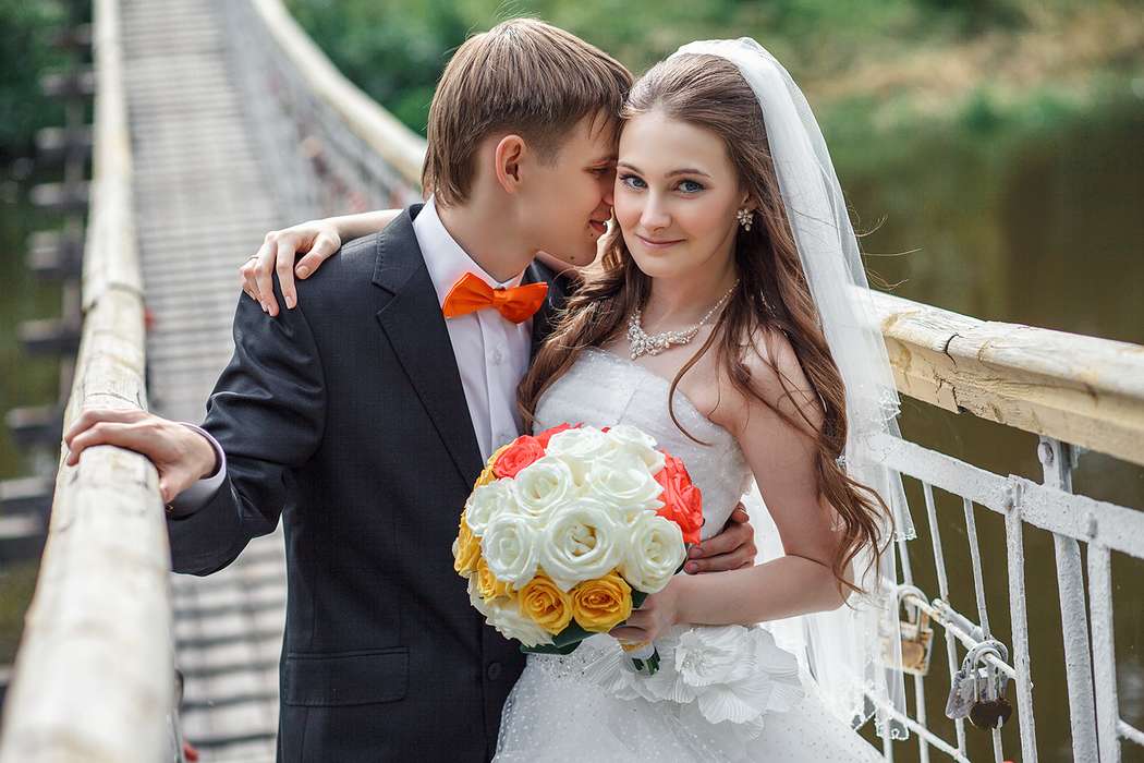 Жених и невеста, прислонившись друг к другу, стоят на подвесном мосту  - фото 3547589 Фотограф Крысин Константин