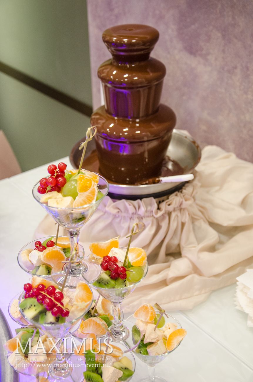Шоколадный фонтан и фруктовое ассорти 