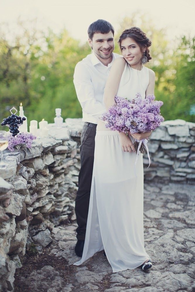 Жених и невеста, прислонившись друг к другу, стоят на каменном балконе  - фото 3564715 Art and Shock - оформление и декор