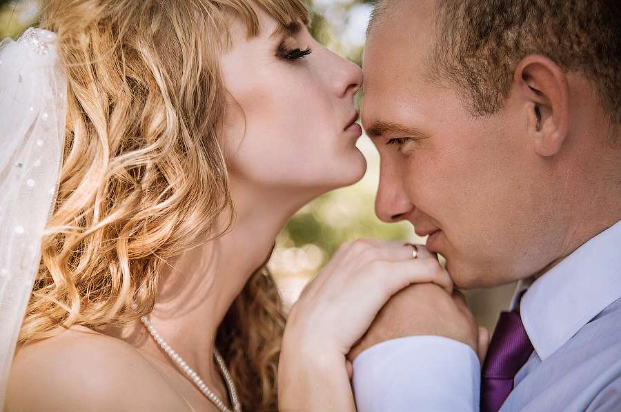 Невеста держит жениха за руку и целует в лоб - фото 3581293 Фотограф Наталья Вильман