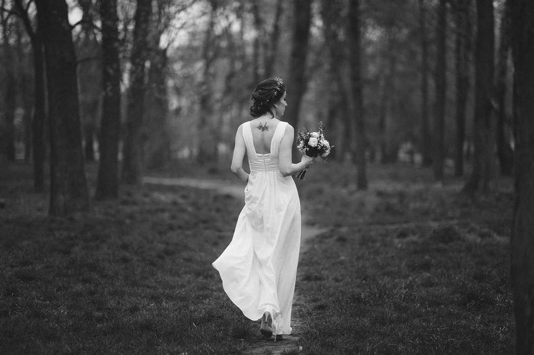 Невеста в прямом шелковом платье на бретелях  - фото 3597531 Фотограф Валерия Гусева
