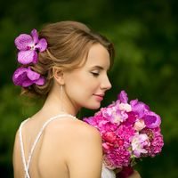 Свадебная прическа с живыми цветами