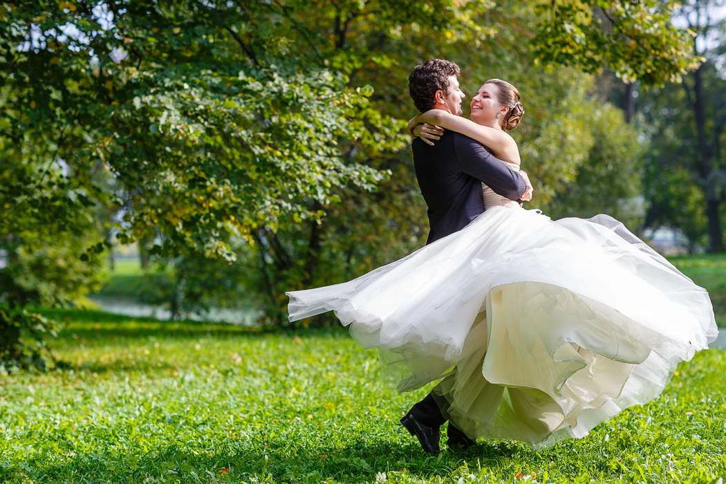 Жених и невеста танцуют, обнявшись, в лесу - фото 3650345 Фотограф Дмитрий Мельников