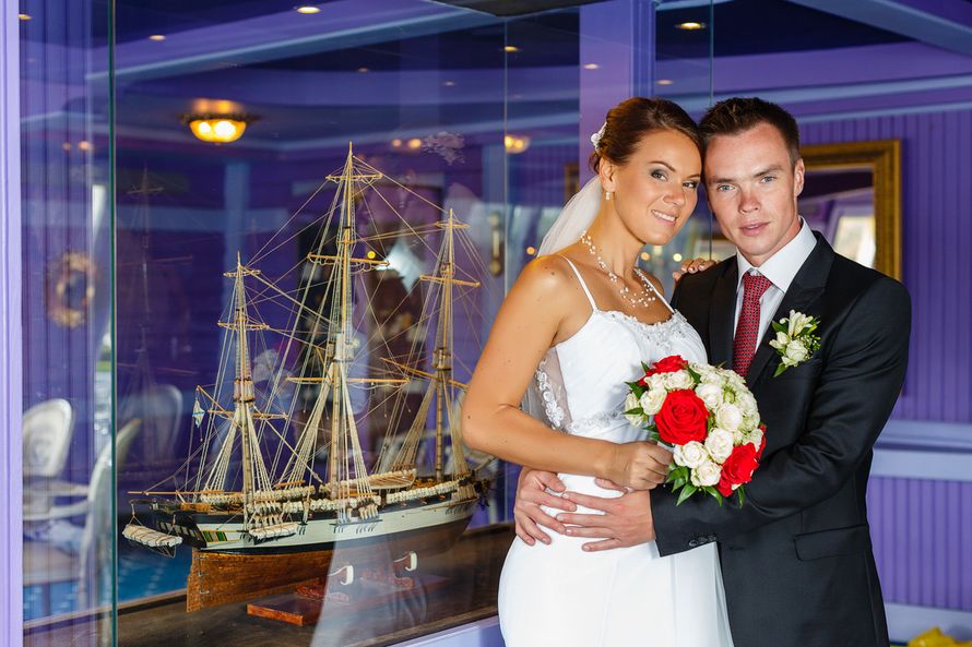 Жених и невеста стоят возле деревянного кораблика, прислонившись друг к другу, у невесты в руках букет цветов - фото 3651563 Фотограф Дмитрий Мельников