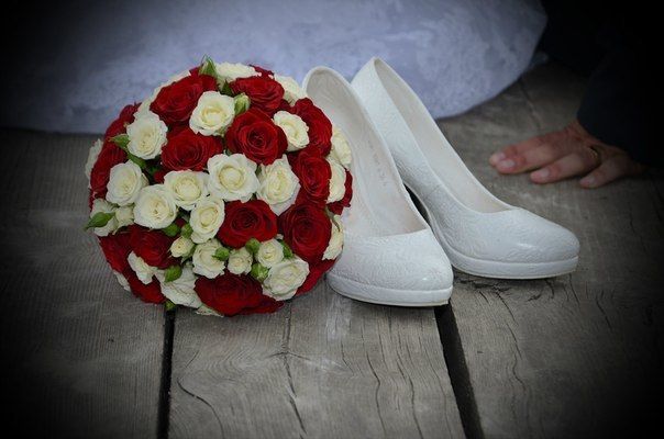 Букет невесты красно-белый - фото 3701215 Be happy - свадебное агенство 