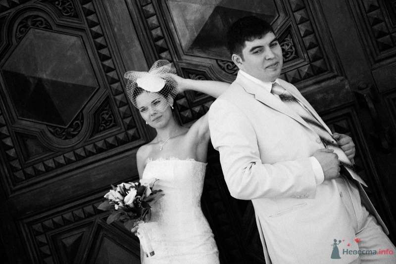 Жених и невеста стоят, прислонившись друг к другу, на фоне дома - фото 43679 Машуля