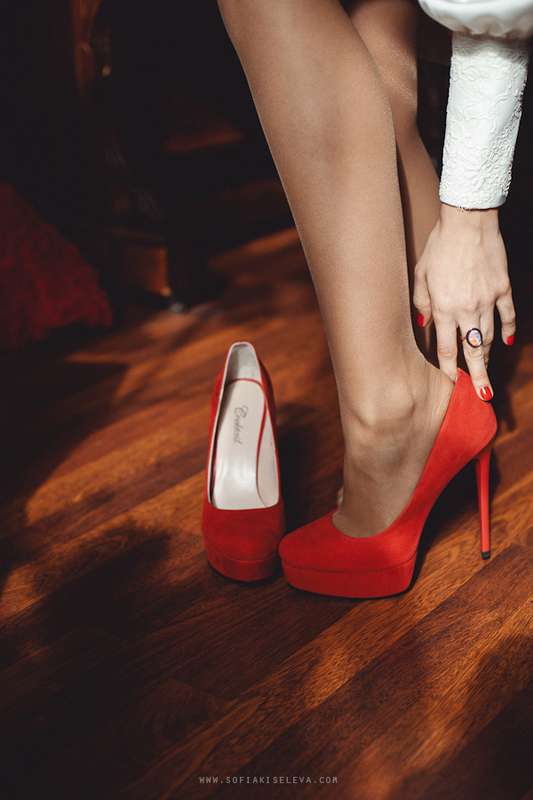 Девушка обувает красные замшевые туфли на высокой шпильке. - фото 2219388 Фотограф Софья Киселева