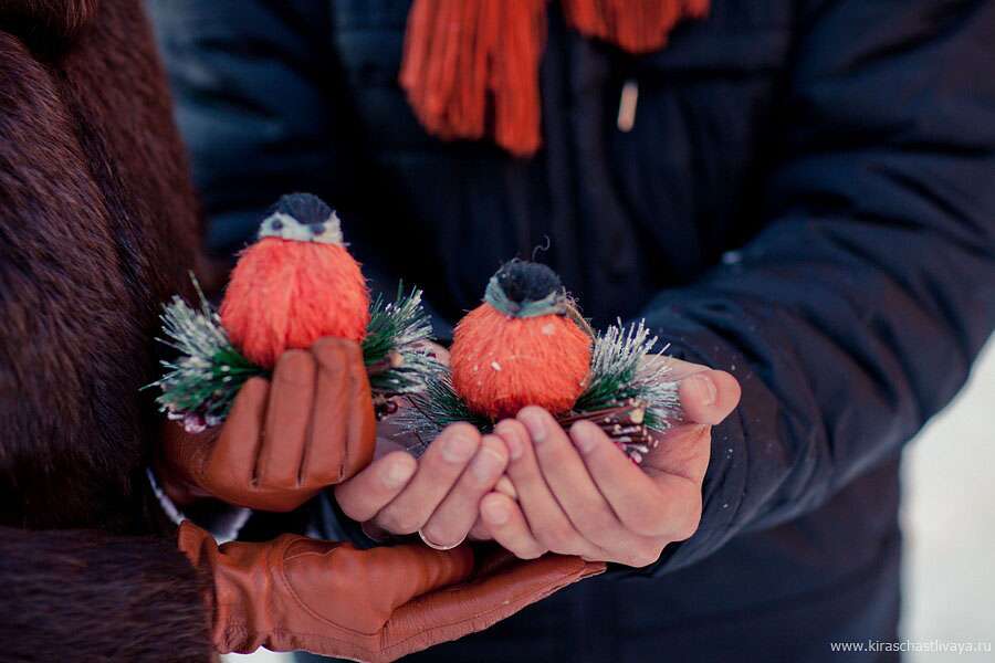 Оформление для фотосессии на зимней свадьбе, с использованием декоративных красных снегирей и заснеженных веточек ели - фото 654659 Фотограф Кира Соколова