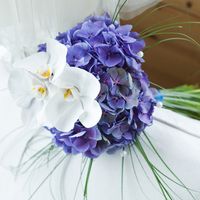 Букет невесты из синих гортензий и белых орхидей 