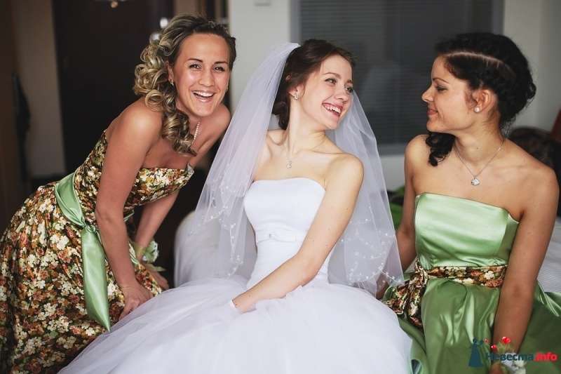Невеста в открытом белом пышном платье, фате и подружки в открытых атласных платьях в коричневые и белые цветы с зеленым поясом и - фото 404374 Невеста01