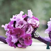 Яркий сиреневый букет подружек невесты из ирисов, орхидей и роз