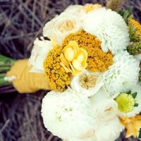 Желто-белый букет невесты из астр и роз