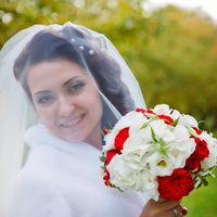 Букет невесты из красных роз, белых гортензий и эустом