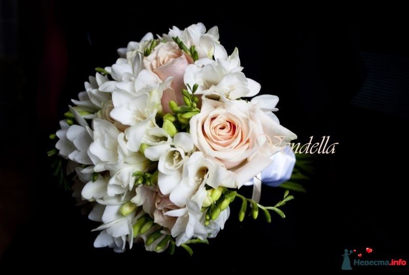 букет невесты с розами и фрезиями - фото 337312 Мастерская свадебной флористики Венделла