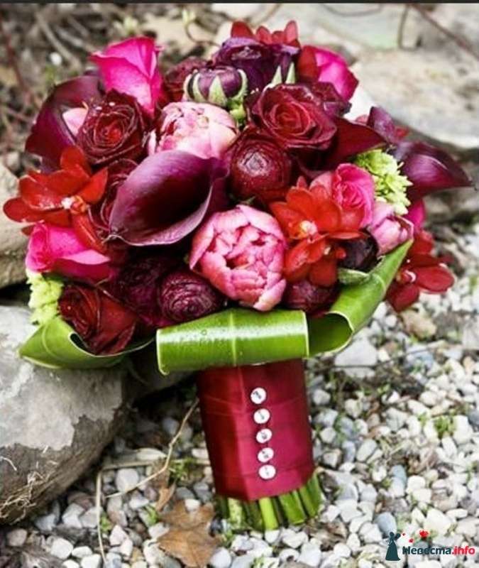 Букет невесты из розовых пионов, бордовых роз, красных орхидей и бордово-розовых калл, декорированный зелеными листами и бордовой - фото 244438 Wedding Studio Елены Дубиковой - аксессуары