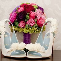 Свадебная обувь невесты и яркий сочный букет невесты в розовых тонах из астр и роз