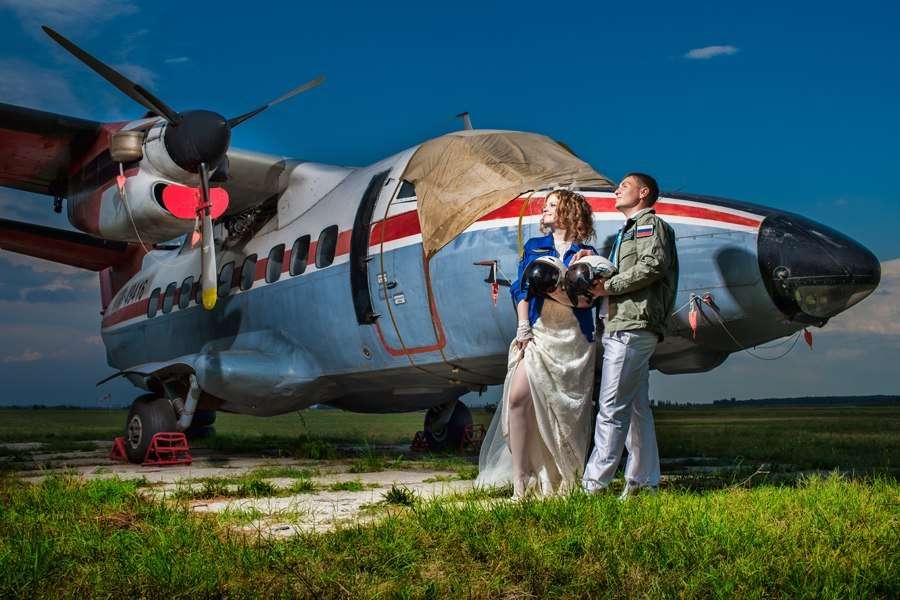Простых романтиков отважных. Свадьба Авиация. Отважных лётчиков и моряков. Свадьба в самолете. Фотограф самолетов.