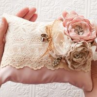 Идеи держателей для колец в винтажном стиле
Источник: Discover Wedding - идеи для стильной свадьбы
