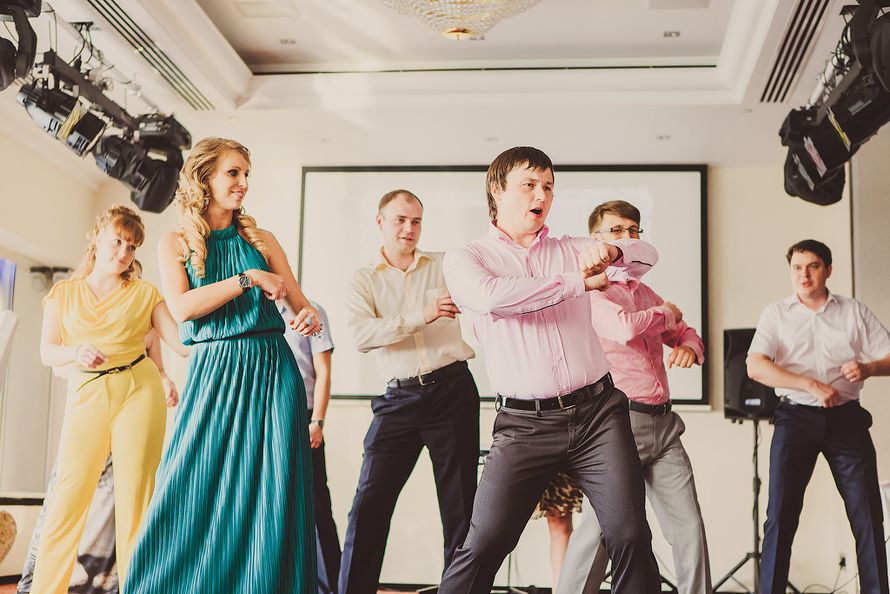 Гости в праздничных нарядах танцуют в торжественном зале - фото 1419849 Фотограф Гамова Ирина