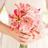 Розовый букет невесты из лилий и астр