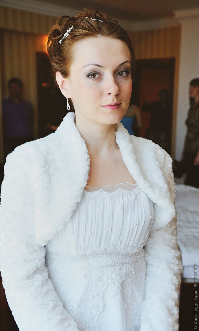 На плечах невесты меховое болеро для невесты молочного цвета с длинным рукавом - фото 2232754 Профессиональный фотограф Александр Бриг-Лилу