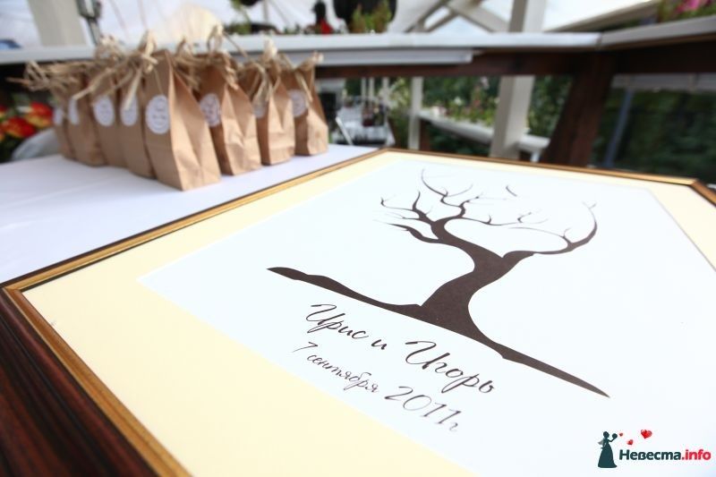 Табличка на свадьбу в виде картины в рамке, с изображением коричневого дерева-сердца, имён молодожёнов и даты бракосочетания. - фото 363999 Невеста01