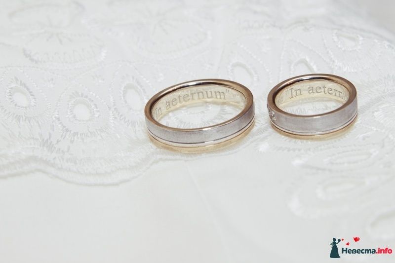 Обручальные кольца из комбинированного золота с гравировкой, на белом кружевном фоне. - фото 479531 Pelageya (Наташа)