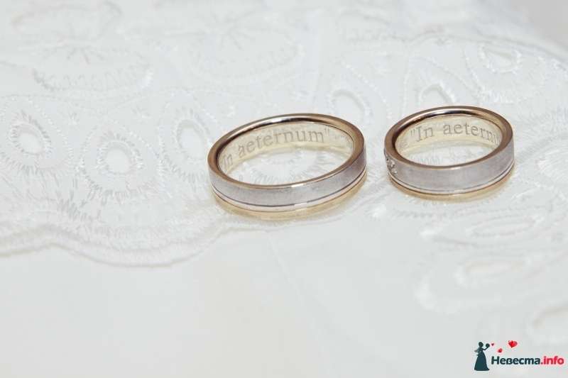 Обручальные кольца из комбинированного золота с гравировкой, на белом кружевном фоне. - фото 479531 Pelageya (Наташа)