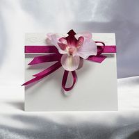 приглашение с орхидеей и лиловой лентой