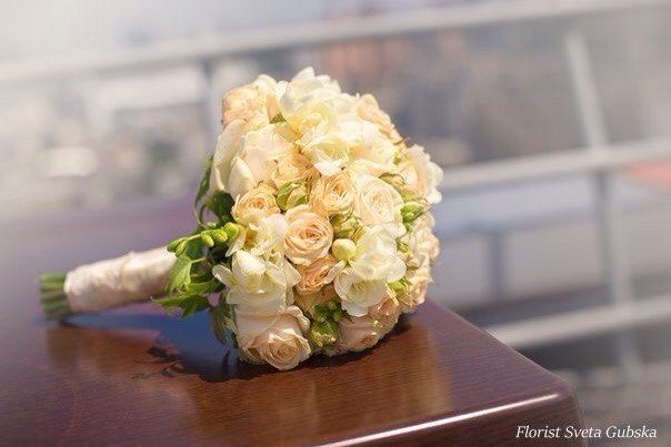 Свадебный букет из кустовых роз и фрезий!
#floristSvetaGubska #СтудияКирия #Kiriya #свадьба #свадебныйбукет #букетневесты #wedding #weddingflower #weddingbouquet #роза #фрезия - фото 9347466 Студия флористики и декора "Kiriya"