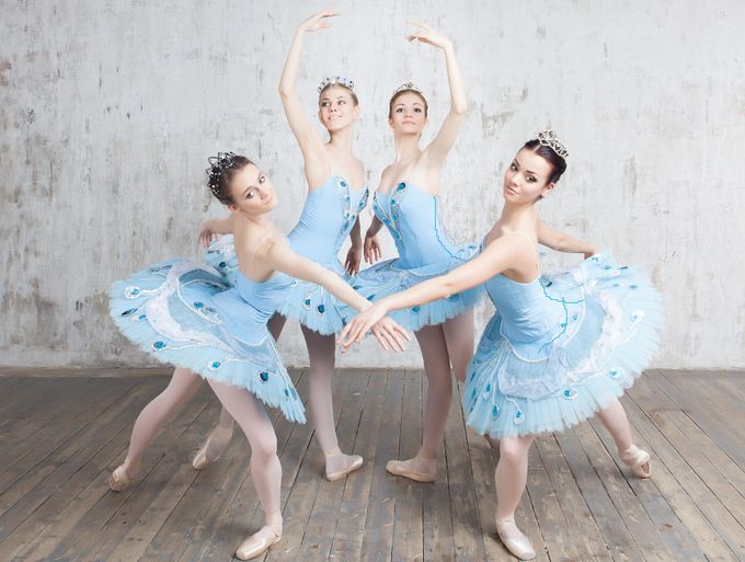 Ballet сайт. Несколько балерин. Танцовщицы на свадьбе. Балет на свадьбу. Балетные фирмы.