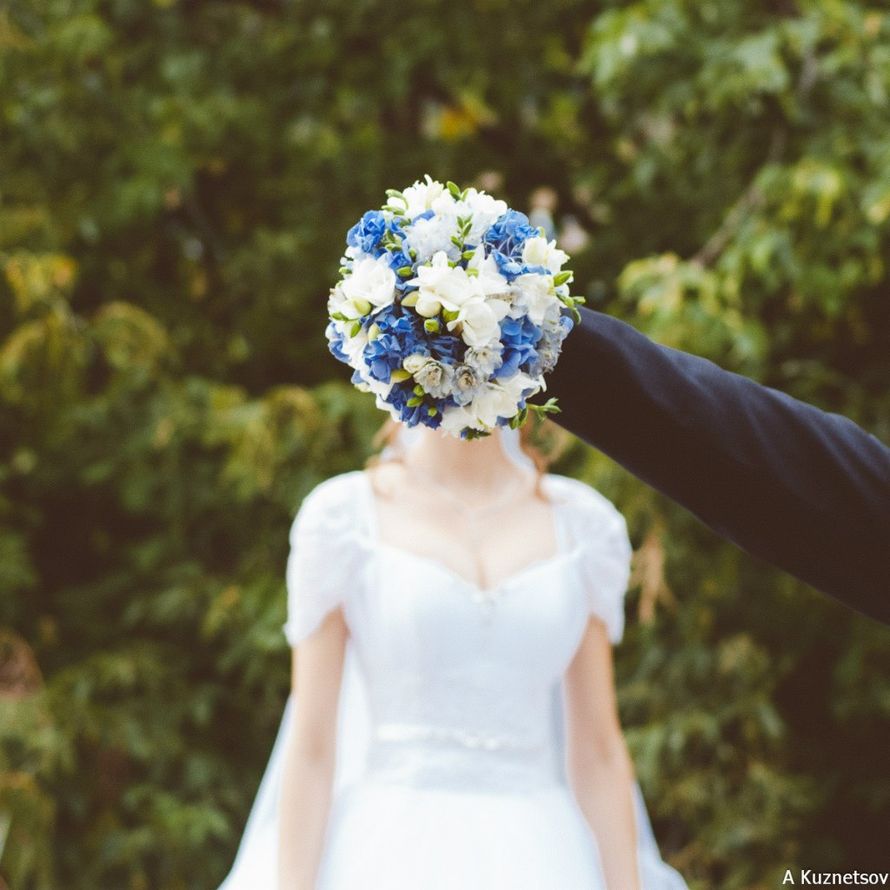 Букет невесты в круглом стиле из белых эустом и синих гортензий - фото 1235347 Кузнецов Александр - фотограф